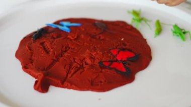 Oynamak için plastik ve oyuncak böcekler. Duyusal gelişim ve deneyimler, çocuklarla ilgili temalı aktiviteler, iyi motor beceriler geliştirme. Yüksek kalite 4k görüntü
