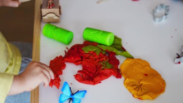 Маленькая Девочка Играет Пластилином Развитие Опыт Занятия Детьми Развитие Мелкой — стоковое видео