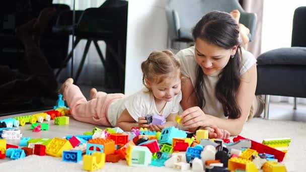 Meisje Spelen Met Constructeur Speelgoed Vloer Huis Met Moeder Vrouw — Stockvideo