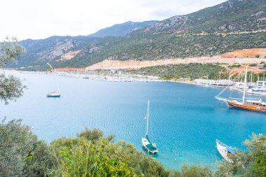 Kas, Türkiye - 5 Şubat 2023: Kas kentinde bir yat limanı bulunan mavi göl. Yüksek kalite fotoğraf