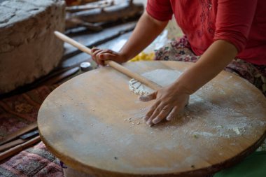 Türk aşçının elleri ahşap masada patates ve peynir gözlüğü hazırlıyor. Türkiye 'nin Alanya şehrinde geleneksel krep dolması. Yüksek kalite fotoğraf