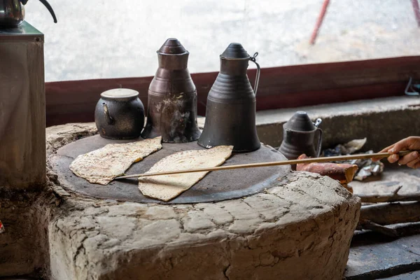Ruce Tureckého Kuchaře Připravují Brambory Sýrový Gozleme Vařič Tradiční Plněné — Stock fotografie