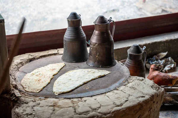 熱いストーブの上でジャガイモとチーズのゴーグルを準備トルコ料理の手 トルコのアランヤで伝統的なぬいぐるみパンケーキ 高品質の写真 — ストック写真