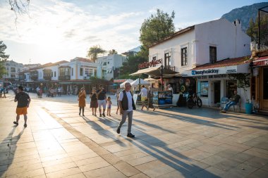 Kas, Türkiye - 7 Haziran 2023: Kas Town 'daki eski sokaktaki insanlar. Kas Town, Türkiye 'de daha popüler bir turizm merkezi. Yüksek kalite fotoğraf