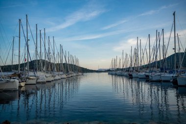 Kas, Türkiye - 7 Haziran 2023: Limandaki birçok lüks tekne ve yatın görüntüsü. Kas, Türkiye 'deki modern marina. Yüksek kalite fotoğraf