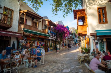 Kas, Türkiye - 7 Haziran 2023: Kas Town 'daki eski sokaktaki insanlar. Kas Town, Türkiye 'de daha popüler bir turizm merkezi. Yüksek kalite fotoğraf
