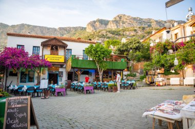 Kas, Türkiye - 7 Haziran 2023: Kas Town 'daki eski sokaktaki insanlar. Kas Town, Türkiye 'de daha popüler bir turizm merkezi. Yüksek kalite fotoğraf