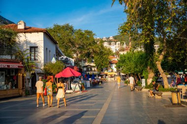 Kas, Türkiye - 7 Haziran 2023: Kas Town 'daki eski sokaktaki insanlar. Kas Town, Türkiye 'de daha popüler bir turizm merkezi. Yüksek kalite fotoğraf