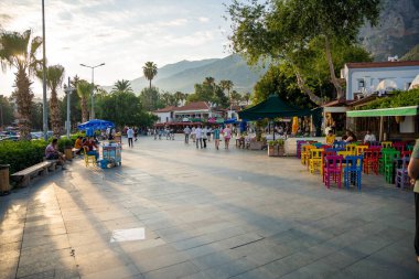 Kas, Türkiye - 7 Haziran 2023: Kas Town 'daki eski sokaktaki insanlar. Kas Town, Türkiye 'de daha popüler bir turizm merkezi. Yüksek kalite fotoğraf