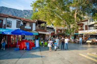 Kas, Türkiye - 7 Haziran 2023: Kas Town 'daki eski sokaktaki insanlar. Kas Town, Türkiye 'de daha popüler bir turizm merkezi. Yüksek kalite fotoğraf