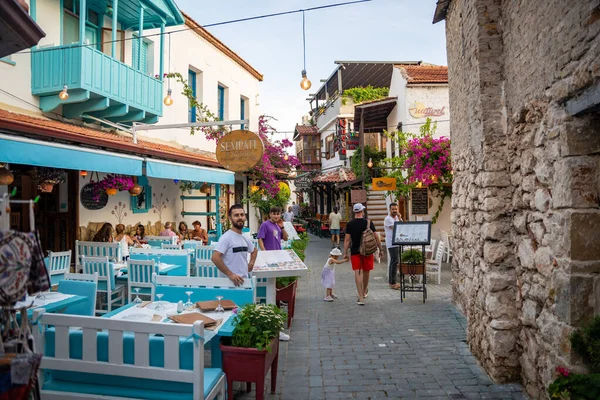 Kas, Türkiye - 7 Haziran 2023: Kas Town 'daki eski sokaktaki insanlar. Kas Town, Türkiye 'de daha popüler bir turizm merkezi. Yüksek kalite fotoğraf