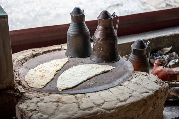 熱いストーブの上でジャガイモとチーズのゴーグルを準備トルコ料理の手 トルコのアランヤで伝統的なぬいぐるみパンケーキ 高品質の写真 — ストック写真