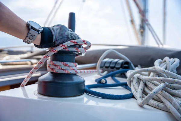 Mans Hand Zieht Windenseil Auf Segelboot Hochwertiges Foto — Stockfoto