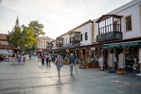 Kas, Türkiye - 7 Haziran 2023: Kas Town 'daki eski sokaktaki insanlar. Kas Town, Türkiye 'de daha popüler bir turizm merkezi. Yüksek kalite fotoğraf