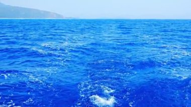 Mavi gökyüzü ile yelkenli teknenin arkasındaki su yüzeyi. Yüksek kalite 4k görüntü