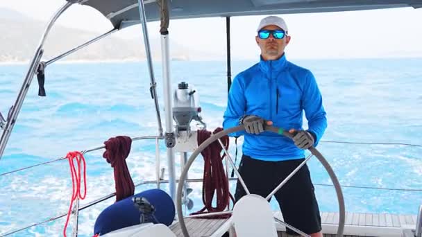 Joven Capitán Está Timón Controla Velero Durante Viaje Por Mar — Vídeo de stock