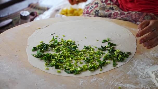 木製のテーブルの上にジャガイモ 緑とチーズのゴーグルを準備トルコ料理の手 トルコのアランヤで伝統的なぬいぐるみパンケーキ 高品質4K映像 — ストック動画