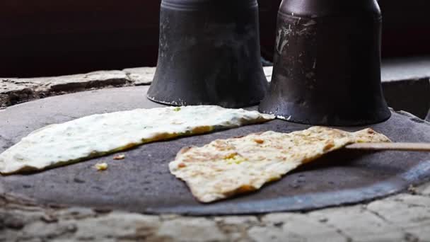 사람들이 뜨거운 난로에서 감자와 요리한다 알라냐에 전통적 팬케이크 고품질 — 비디오