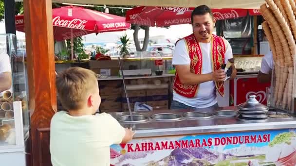 Kas Turkki Kesäkuuta 2023 Dondurman Tai Turkkilaisen Jäätelön Myyjä Tekee — kuvapankkivideo