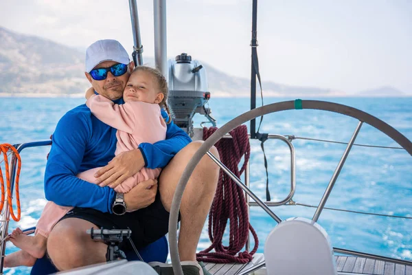 Padre Hija Controlan Velero Mar Barco Yate Familia Aventura Concepto — Foto de Stock