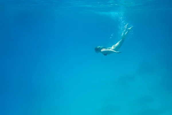 海で泳いでいる女性 水中写真を閉じます オープンウォーターでのダイビングの女の子 高品質の写真 — ストック写真