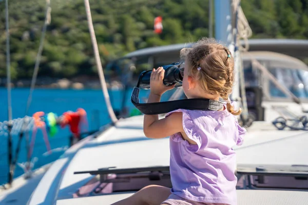 Маленькая Девочка Яхте Смотрит Через Бинокль Море Высокое Качество Фото — стоковое фото