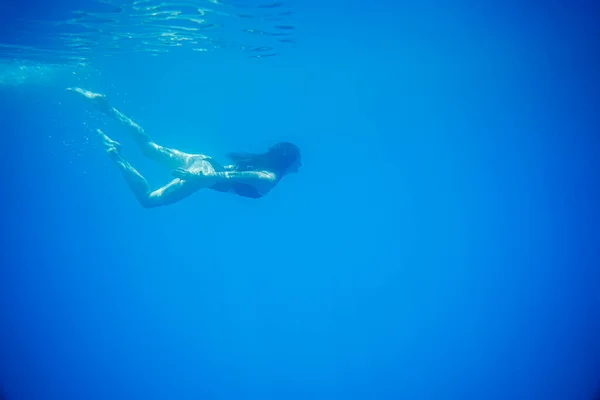 Mulher Nadando Mar Aberto Feche Foto Subaquática Menina Mergulhando Águas — Fotografia de Stock