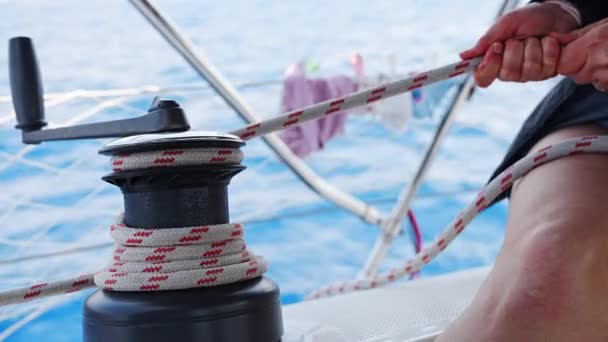 人の手のセーリングボートにウィンチロープを引く 高品質4K映像 — ストック動画
