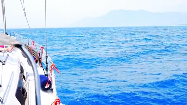 Iahtul Navighează Într Mare Deschisă Vedere Aproape Partea Laterală Barcii — Videoclip de stoc