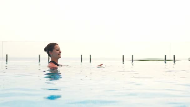 Menina Sua Mãe Estão Descansando Piscina Livre Resort Luxo Fim — Vídeo de Stock