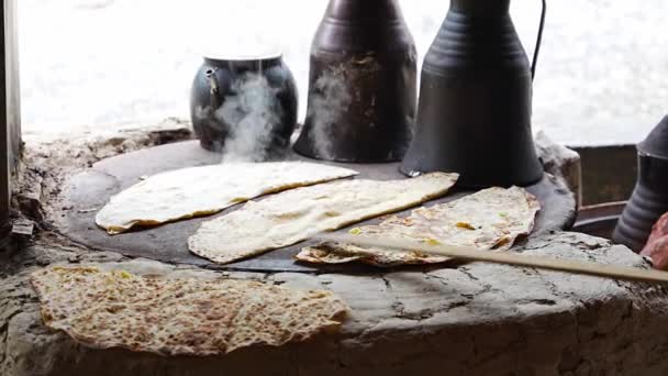 熱いストーブの上でジャガイモとチーズのゴーグルを準備トルコ料理の手 トルコのアランヤで伝統的なぬいぐるみパンケーキ 高品質4K映像 — ストック動画