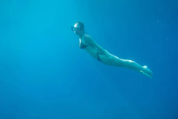 Mujer Nadando Mar Abierto Cerca Foto Bajo Agua Chica Buceo — Foto de Stock