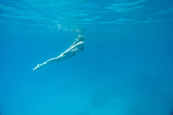 Женщина Плавает Открытом Море Закрыть Подводное Фото Дайвинг Девушка Открытой — стоковое фото