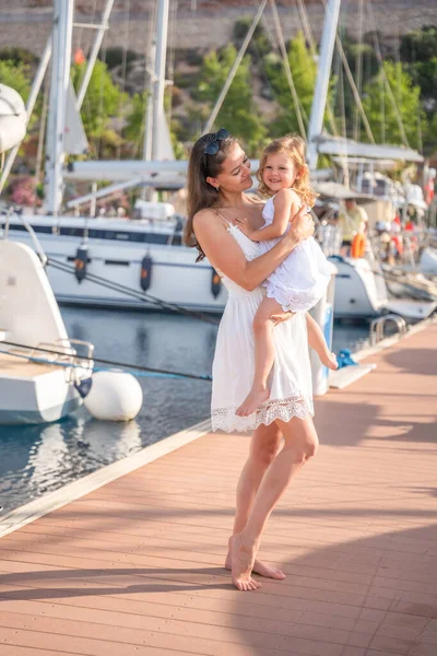 Feliz Madre Hija Divierten Yates Lujo Fondo Puerto Deportivo Viajes — Foto de Stock
