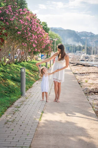 Mutlu anne-kız çocuğu marinada lüks yatlarda eğleniyor. Aile seyahati, yaşam tarzı, tatil konsepti. Yüksek kalite fotoğraf