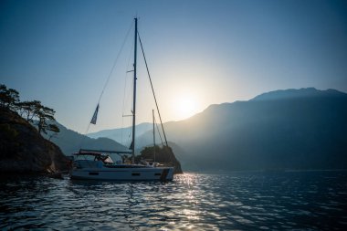 Oludeniz, Türkiye - 9 Haziran 2023: Oludeniz plajı yakınlarındaki liman yatları, sabah Türkiye. Yüksek kalite fotoğraf