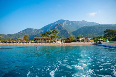 Oludeniz, Türkiye - 9 Haziran 2023: Oludeniz plajı sabah insansız. Yüksek kalite fotoğraf