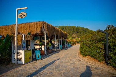 Oludeniz, Türkiye - 9 Haziran 2023: Oludeniz plajı sabah insansız. Yüksek kalite fotoğraf