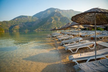 Sabahları Oludeniz sahilinde insan olmaz. Yüksek kalite fotoğraf