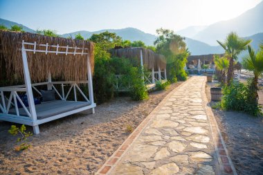 Sabahları Oludeniz sahilinde insan olmaz. Yüksek kalite fotoğraf