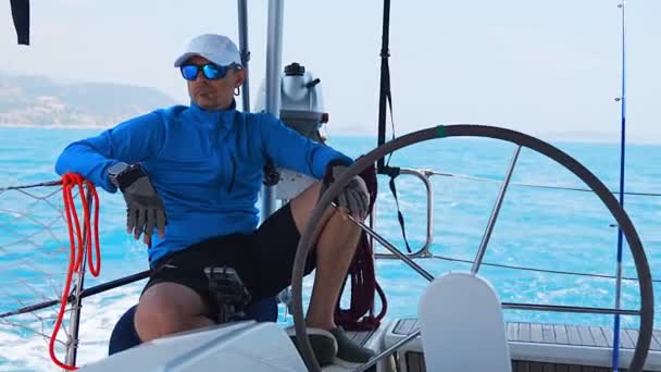 Joven Capitán Sienta Timón Controla Velero Durante Viaje Por Mar — Vídeo de stock