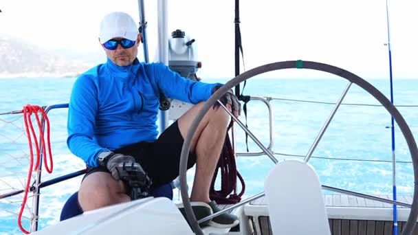 Joven Capitán Sienta Timón Controla Velero Durante Viaje Por Mar — Vídeo de stock