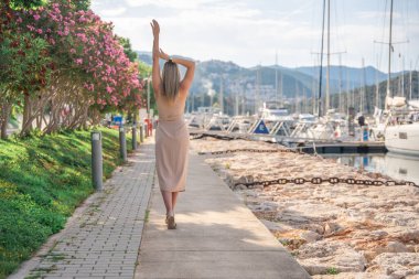 Lüks yatlarda yaşayan güzel bir beyaz kadın marinada arka planda. Yüksek kalite fotoğraf