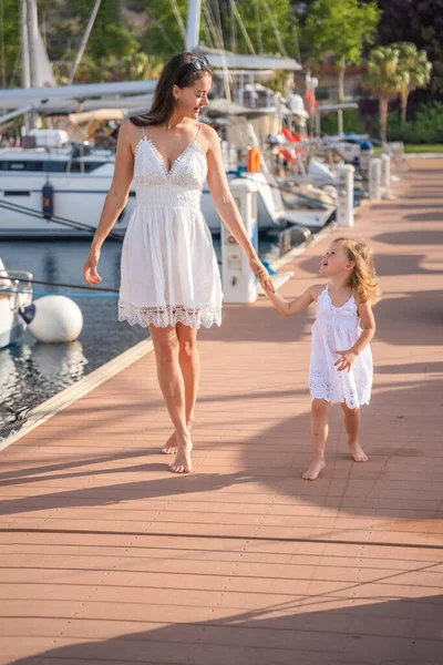 Feliz Madre Hija Divierten Yates Lujo Fondo Puerto Deportivo Viajes — Foto de Stock