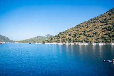 Fethiye, Türkiye - 6 Haziran 2023: Türkiye 'nin Fethiye kenti yakınlarındaki Gemiler Adası veya St. Nicholas Adası' nda kıyı sahnesi. Yüksek kalite fotoğraf