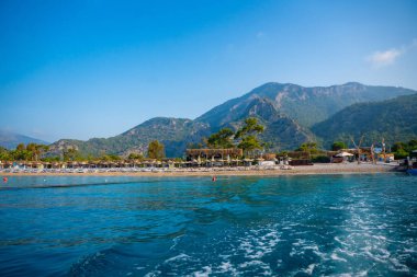 Oludeniz, Türkiye - 9 Haziran 2023: Oludeniz plajı sabah insansız. Yüksek kalite fotoğraf