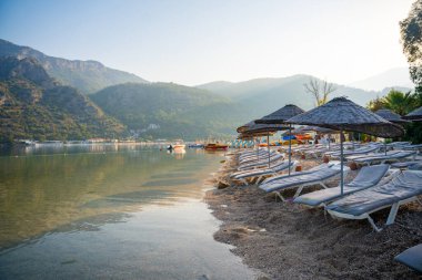 Sabahları Oludeniz sahilinde insan olmaz. Yüksek kalite fotoğraf