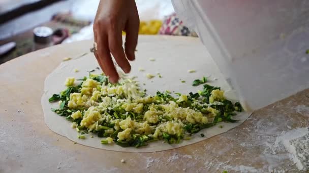 木製のテーブルの上にジャガイモ 緑とチーズのゴーグルを準備トルコ料理の手 トルコのアランヤで伝統的なぬいぐるみパンケーキ 高品質4K映像 — ストック動画