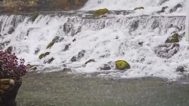 汚れた水の流れは トルコの暴風雨の間に山の川に流れます 高品質4K映像 — ストック動画