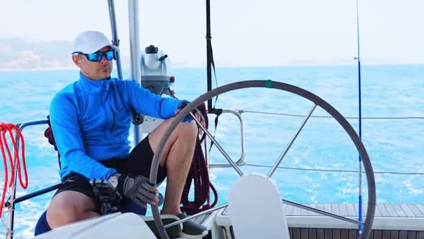 Mladý Muž Kapitán Sedí Kormidla Kontroluje Plachetnici Během Plavby Moři — Stock video